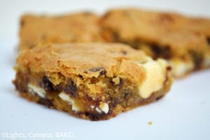 Gluten Free Vanilla Pudding Bars. Using gluten free flour and vanilla pudding mix in this mixture. Finish it off with chocolate chips and white chocolate chips and you have yourself an ooey gooey cookie bar! #glutenfreecookiebars #glutenfreecookies #gooeyvanillapuddingcookiebars