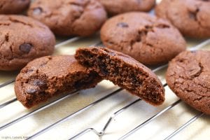 Chocolate Pudding Cookies. Thick and chewy chocolate pudding cookies using chocolate pudding mix right into the cookie dough mixture complete with chocolate chips! #puddingcookies #chocolatecookies #chocolatepudding #chocolatepuddingcookies #chewychocolatecookies