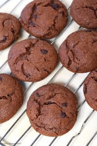 Chocolate Pudding Cookies. Thick and chewy chocolate pudding cookies using chocolate pudding mix right into the cookie dough mixture complete with chocolate chips! #puddingcookies #chocolatecookies #chocolatepudding #chocolatepuddingcookies #chewychocolatecookies