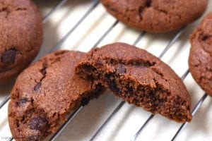 Chocolate Pudding Cookies. Thick and chewy chocolate pudding cookies using chocolate pudding mix right into the cookie dough mixture complete with chocolate chips! #puddingcookies #chocolatecookies #chocolatepudding #chocolatepuddingcookies #chewychocolatecookies