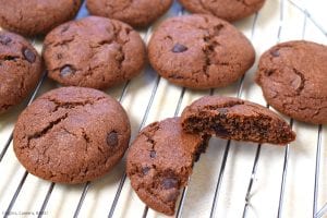 Chocolate Pudding Cookies. Thick and chewy chocolate pudding cookies using chocolate pudding mix right into the cookie dough mixture complete with chocolate chips! #puddingcookies #chocolatecookies #chocolatepudding #chocolatepuddingcookies #chewychocolatecookies