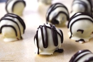 Nutella Oreo Truffles are ultra decadent truffles with a soft and creamy crushed Oreo and Nutella filling and coated in a white chocolate coating. #nutella #nutellatruffles #oreos #oreotruffles #nutellaoreotruffles