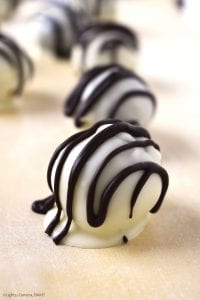 Nutella Oreo Truffles are ultra decadent truffles with a soft and creamy crushed Oreo and Nutella filling and coated in a white chocolate coating. #nutella #nutellatruffles #oreos #oreotruffles #nutellaoreotruffles