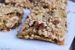 Apple Butter Crumble Bars have a cinnamon and oat crumble top and base with a homemade apple butter filling and sliced apple pieces covered in cinnamon and maple syrup. #applebutter #applebutterbars #pplecrumble #applecrumblebars #applebuttercrumble #applebutterbcrumblebars
