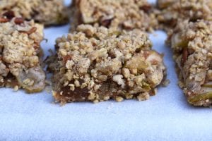 Apple Butter Crumble Bars have a cinnamon and oat crumble top and base with a homemade apple butter filling and sliced apple pieces covered in cinnamon and maple syrup. #applebutter #applebutterbars #pplecrumble #applecrumblebars #applebuttercrumble #applebutterbcrumblebars