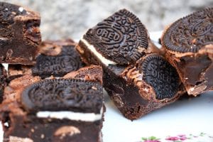 Oreo Brownies are rich and fudgy brownies filled with plenty of crisp Oreos. The contrast of fudgy brownies and crunchy Oreos is perfect. #oreos #oreobrownies #fudgybrownies #orebrowniesrecipe #bestfudgybrownies #fudgyoreobrownies