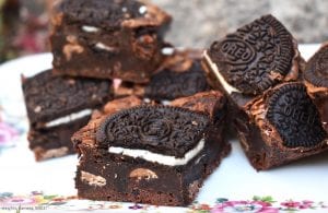 Oreo Brownies are rich and fudgy brownies filled with plenty of crisp Oreos. The contrast of fudgy brownies and crunchy Oreos is perfect. #oreos #oreobrownies #fudgybrownies #orebrowniesrecipe #bestfudgybrownies #fudgyoreobrownies