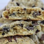Maple Oatmeal Cookies are chewy and soft chocolate chip oatmeal cookies flavoured with real maple syrup in the batter. #mapleoatmealcookies #maplesyrupcookies #oatmealcookies #oatcookies #chocolatechipcookies