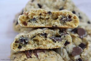 Maple Oatmeal Cookies are chewy and soft chocolate chip oatmeal cookies flavoured with real maple syrup in the batter. #mapleoatmealcookies #maplesyrupcookies #oatmealcookies #oatcookies #chocolatechipcookies