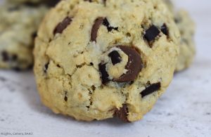 Maple Oatmeal Cookies are chewy and soft chocolate chip oatmeal cookies flavoured with real maple syrup in the batter. #mapleoatmealcookies #maplesyrupcookies #oatmealcookies #oatcookies #chocolatechipcookies