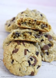 Maple Oatmeal Cookies are chewy and soft chocolate chip oatmeal cookies flavoured with real maple syrup in the batter. #mapleoatmealcookies #maplesyrupcookies #oatmealcookies #oatcookies #chocolatechipcookies