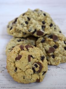 Maple Oatmeal Cookies are chewy and soft chocolate chip oatmeal cookies flavoured with real maple syrup in the batter. #mapleoatmealcookies #maplesyrupcookies #oatmealcookies #oatcookies #chocolatechipcookies