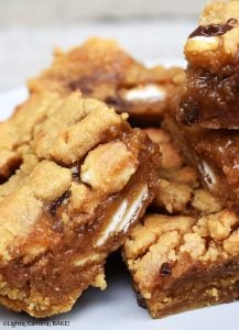Caramel Peanut Butter Slice is a gooey, chewy, buttery and oh-so-delicious peanut butter cookie bar stuffed with caramel sauce and speckled with white chocolate and chocolate chips. #peanutbuttercookeis #caramelcookiebars #caramelcookiebars #peanutbuttercaramelslice #caramelslice #cookiebars
