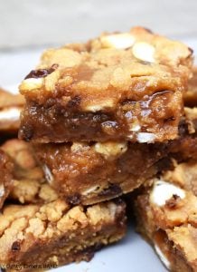 Caramel Peanut Butter Slice is a gooey, chewy, buttery and oh-so-delicious peanut butter cookie bar stuffed with caramel sauce and speckled with white chocolate and chocolate chips. #peanutbuttercookeis #caramelcookiebars #caramelcookiebars #peanutbuttercaramelslice #caramelslice #cookiebars