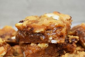 Caramel Peanut Butter Slice is a gooey, chewy, buttery and oh-so-delicious peanut butter cookie bar stuffed with caramel sauce and speckled with white chocolate and chocolate chips. #peanutbuttercookeis #caramelcookiebars #caramelcookiebars #peanutbuttercaramelslice #caramelslice #cookiebars